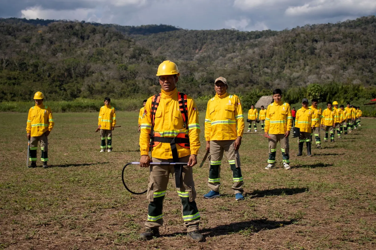 Brigadistas de PAAMARI en formación con sus herramientas