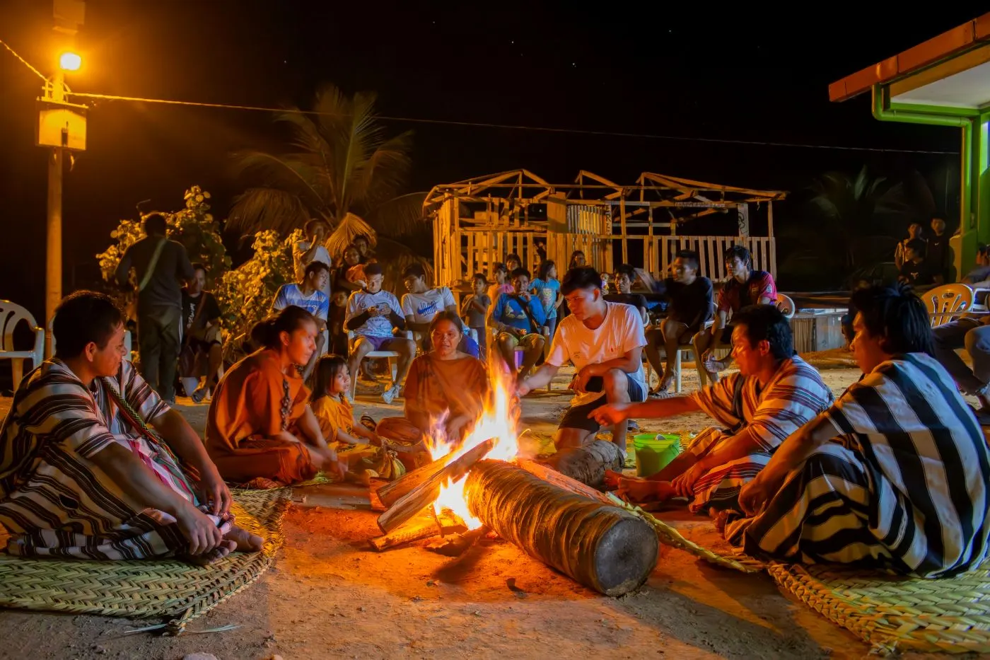 Familias asháninka reunidas alrededor del fuego por la noche
